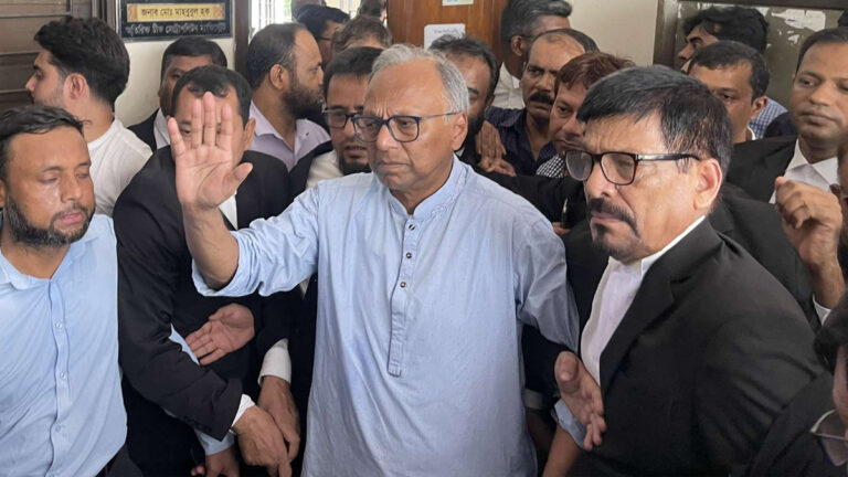 আমার দেশ সম্পাদকের আত্মসমপর্ণ, চাইবেন জামিন